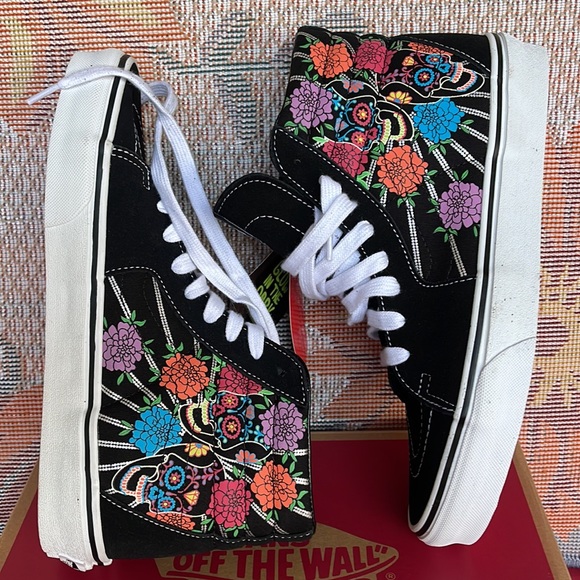 Vans Sk8-Hi
Dia De Los Muertos Black/
VNOA7Q5NBMW
Men’s sneakers - Picture 12 of 16